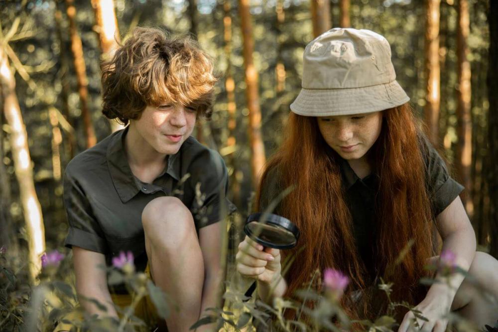 1.⁠ ⁠Activitati de facuta vara - baiat si fata, lupa, elemente din padure