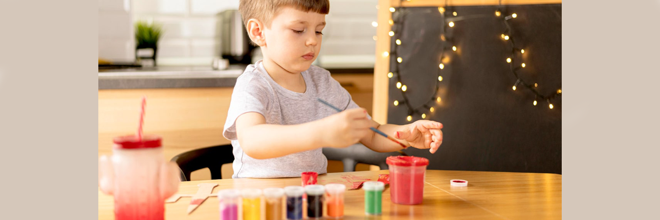 Mărțișoare handmade: ce modele pot fi confecționate de copii acasă și care sunt materialele care nu trebuie să lipsească din spațiul lor de lucru?