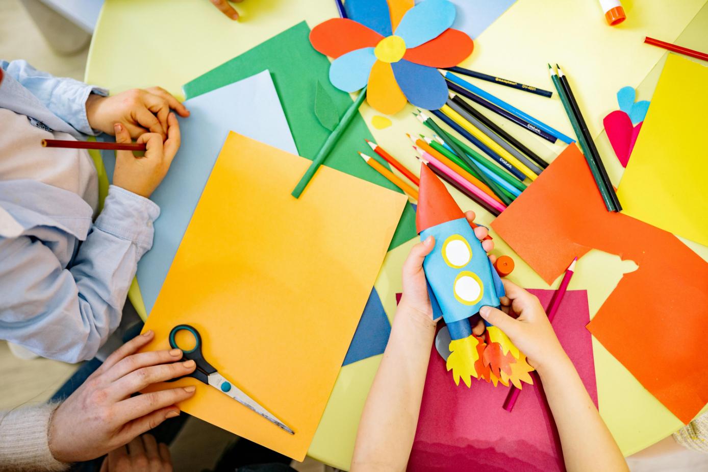 1.1. Activități de primăvară de făcut în casă cu copiii - hârtii cartonate colorate, creioane colorate