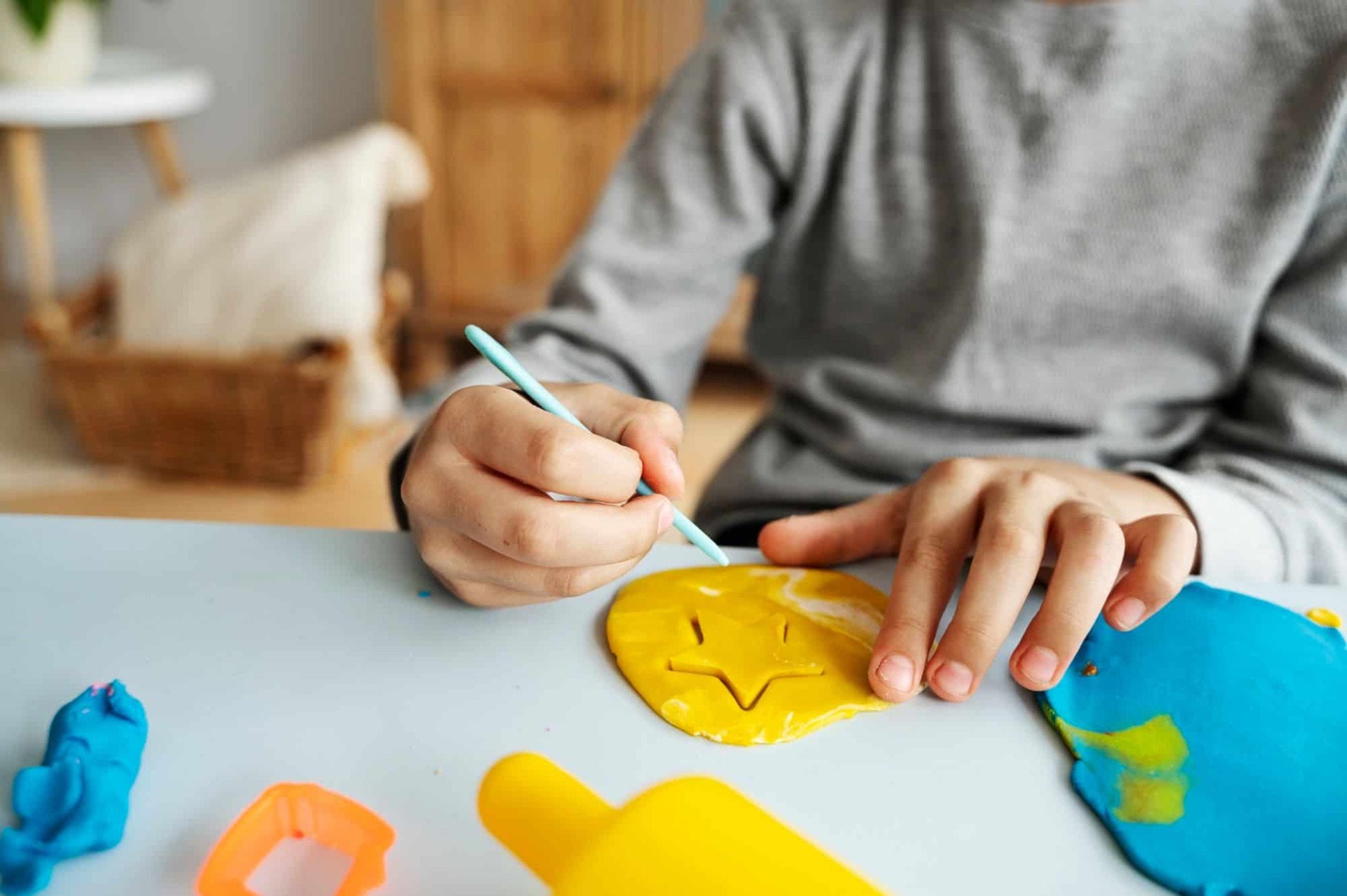 1. Activități pentru copii în casă – descoperă moduri noi în care poți petrece timp alături de cei mici - copil, plastilină