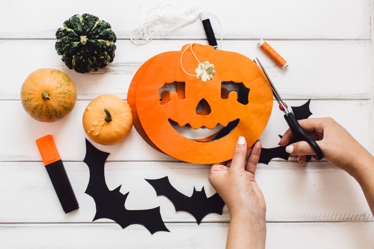 1. Decorațiuni de Halloween făcute acasă_care sunt principalele aspecte de care poți ține cont pentru a crea cele mai frumoase decorațiuni de Halloween_dovleac și lilieci din hârtie (2)