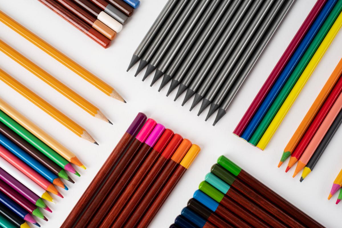1. Desen în creion_care sunt materialele și accesoriile necesare pentru realizarea desenului_creioane ascutite, colorate, masa