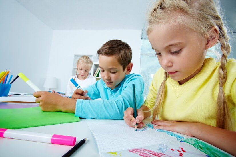 1. Dezvoltare cognitiva - ce este si de la ce varsta incep sa se dezvolte cognitiv copiii_Copii, caiete, creioane colorate, carioci, rechizite