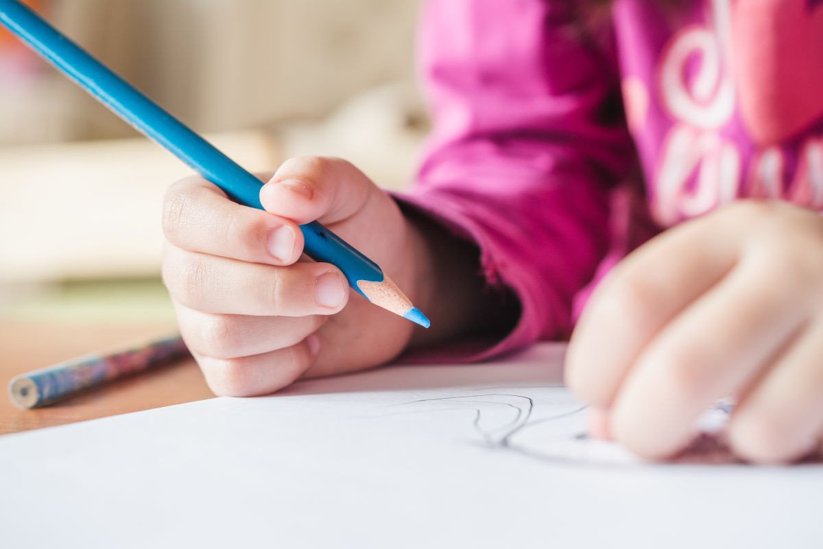 Idei de colectii pentru copii - creion, bluza roz, copil