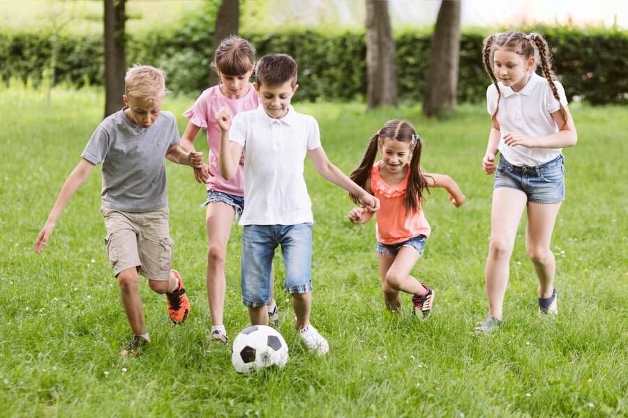 1. Jocuri de grup pentru copii - ce jocuri si activitati pot face copiii in grup sau echipe si cum ajuta la dezvoltarea copilului_Activitati de grup pentru copii, jocul cu mingea, natura