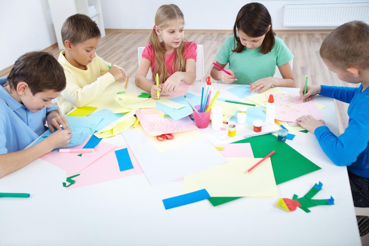2.1. Activități extracurriculare în grădiniță_copii, hartie colorata, masa