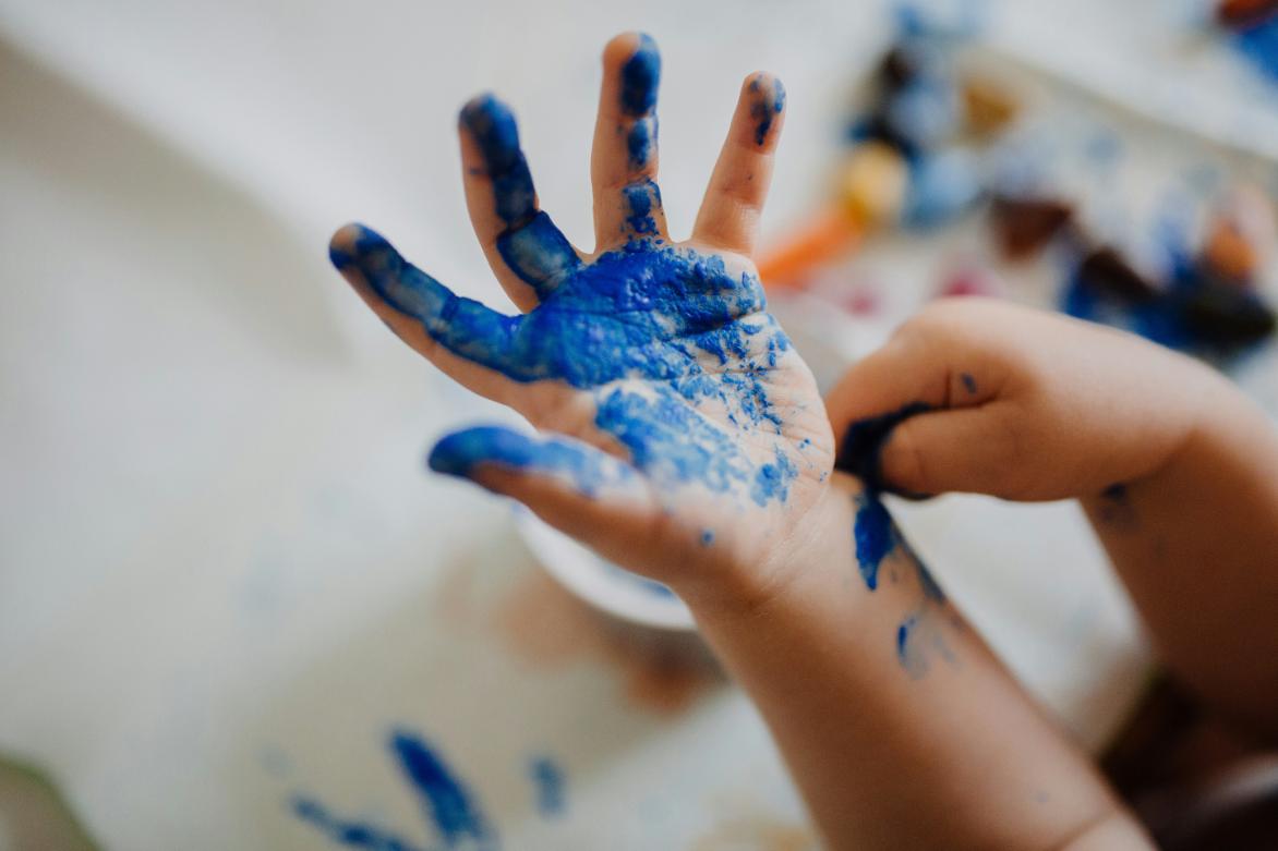 2. Activități de primăvară pentru copii, în funcție de vârstă - opțiuni ideale pentru fiecare micuț - copil cu vopsea albastră pe mână