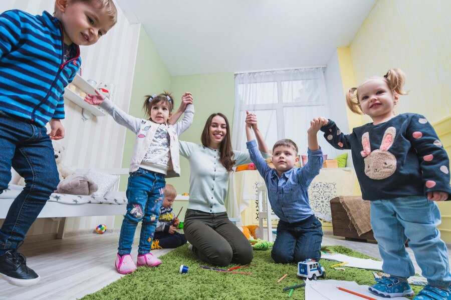 2. Activitati de grup pentru copii - tipuri de activitati potrivite in grup si echipe, in functie de varsta si locul unde se desfasoara_Copii, educatoare, clasa, obiecte de mobilier, jucarii