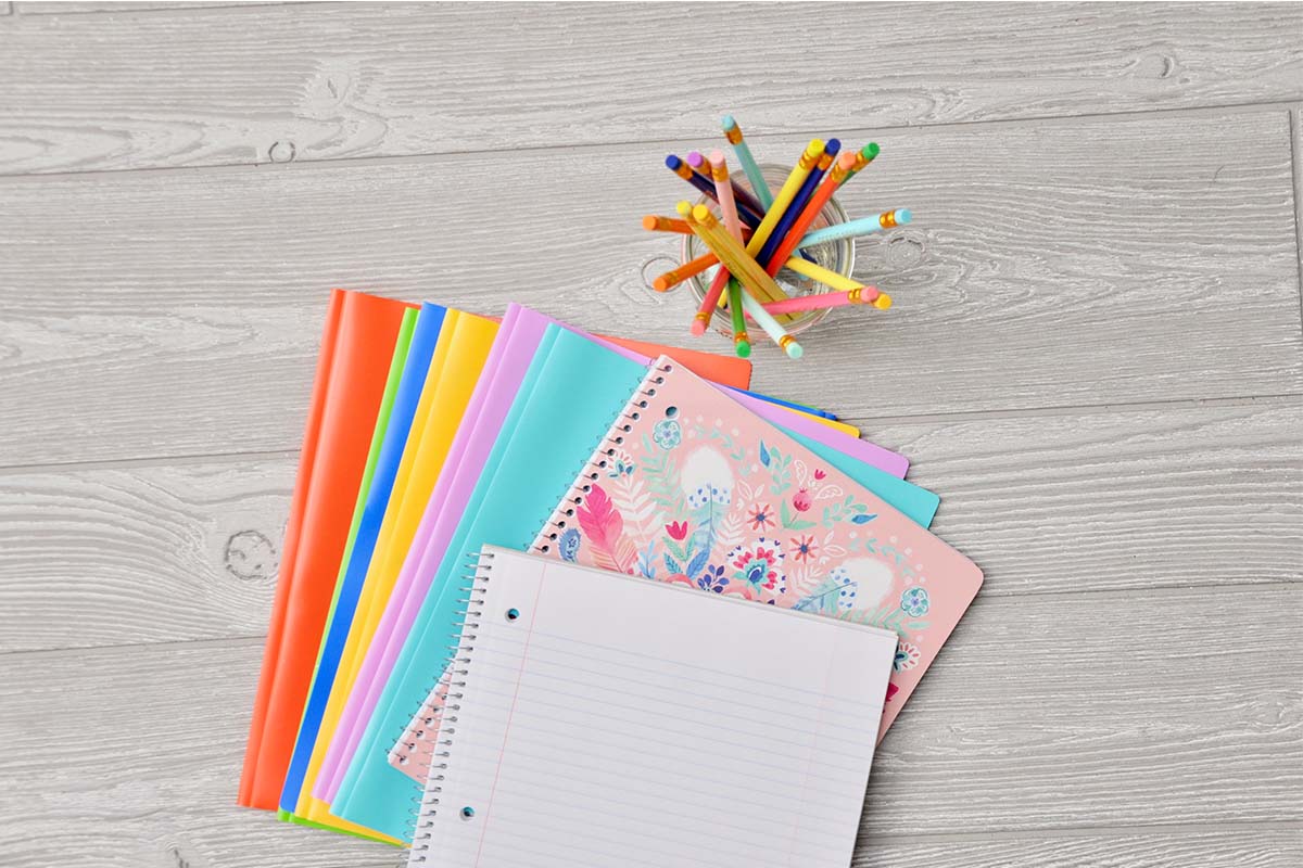 2. Listă cu rechizite școlare pentru ciclul gimnazial - caiete colorate, mape, creioane colorate