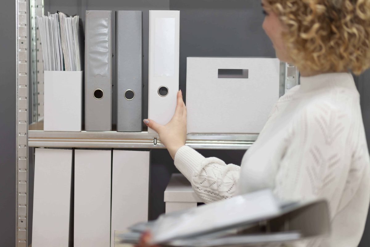2. Organizarea biroului - cum să-ți organizezi eficient spațiul de pe birou - femeie, suporturi documente
