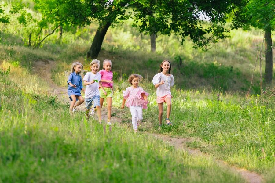 2. Activitati de grup pentru copii - tipuri de activitati potrivite in grup si echipe, in functie de varsta si locul unde se desfasoara_Jocuri si activitati de grup pentru copii, Vanatoarea de comori, parc, natura