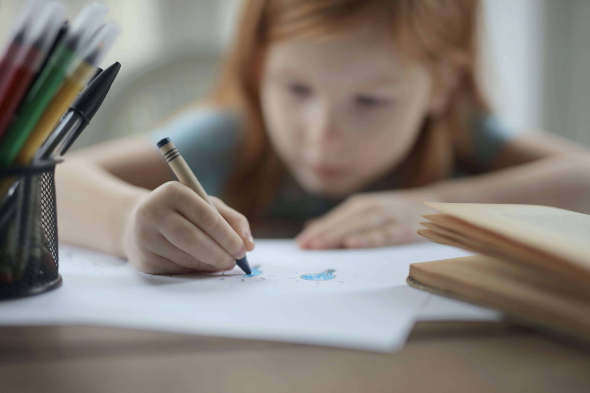 3. Activități cu copii în casă - îmbogățește rutina copilului tău prin creativitate și învățare - fată roșcată, creioane cerate