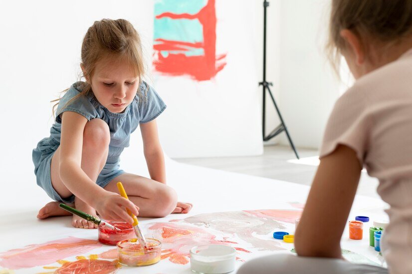 3. Activitati pentru dezvoltarea cognitiva - recomandari utile si rolul acestora_Copii, pensule, pictura, tempera