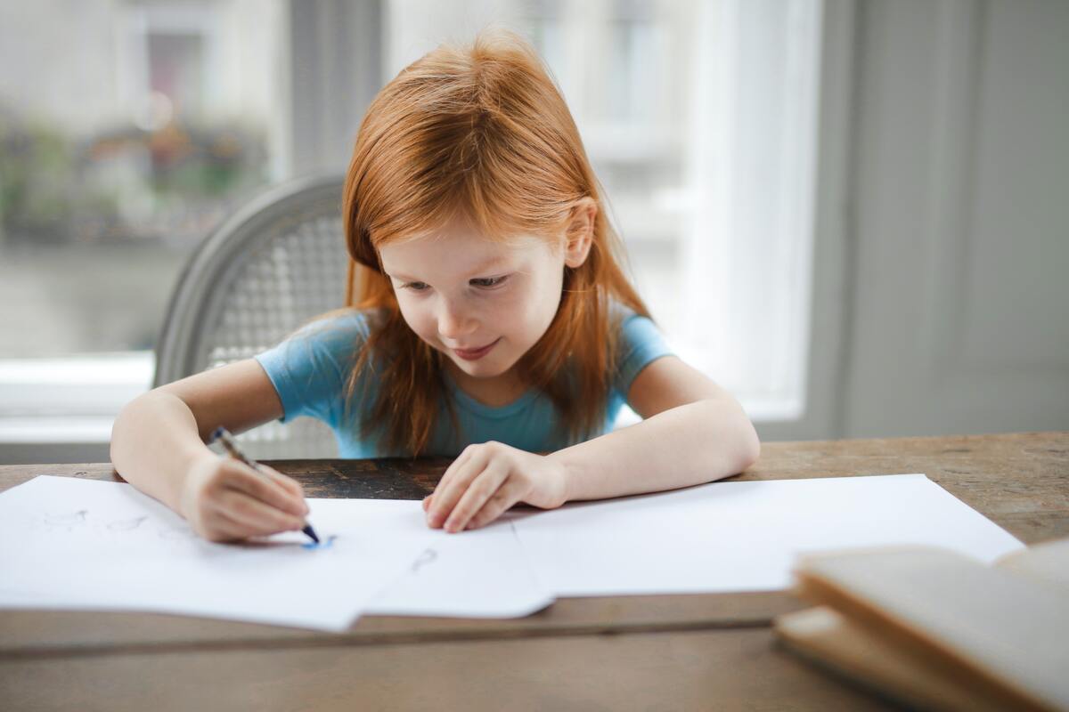 2.3.Moduri de învățare - fetita care deseneaza