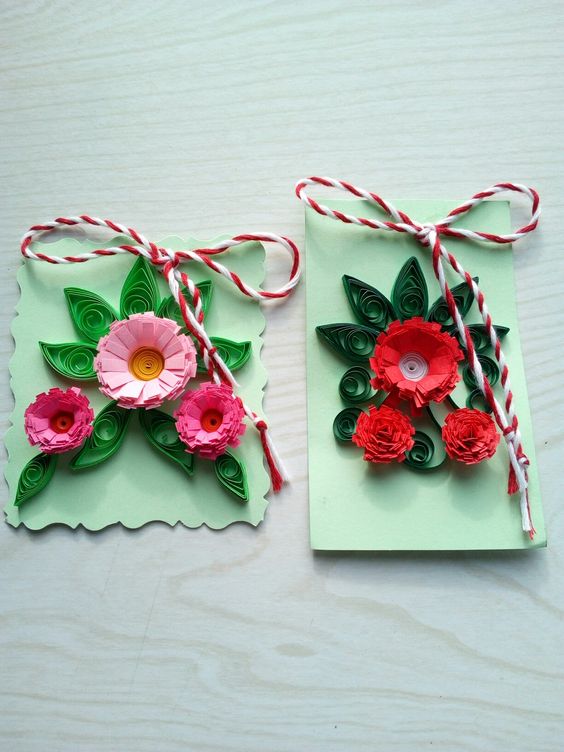 2. Idei de mărțișoare făcute acasă de copii împreună cu părinții și materialele necesare confecționării lor. Mărțișoare handmade. Două mărțișoare în formă de flori din hârtie, roz și roșie