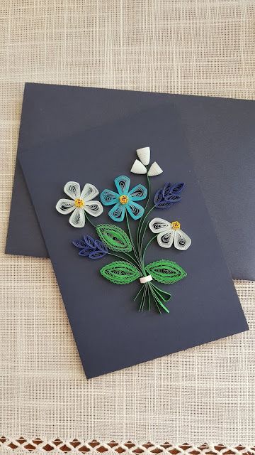 2. Idei de mărțișoare făcute acasă de copii împreună cu părinții și materialele necesare confecționării lor. Mărțișoare handmade. Felicitare albastră cu flori pe ea