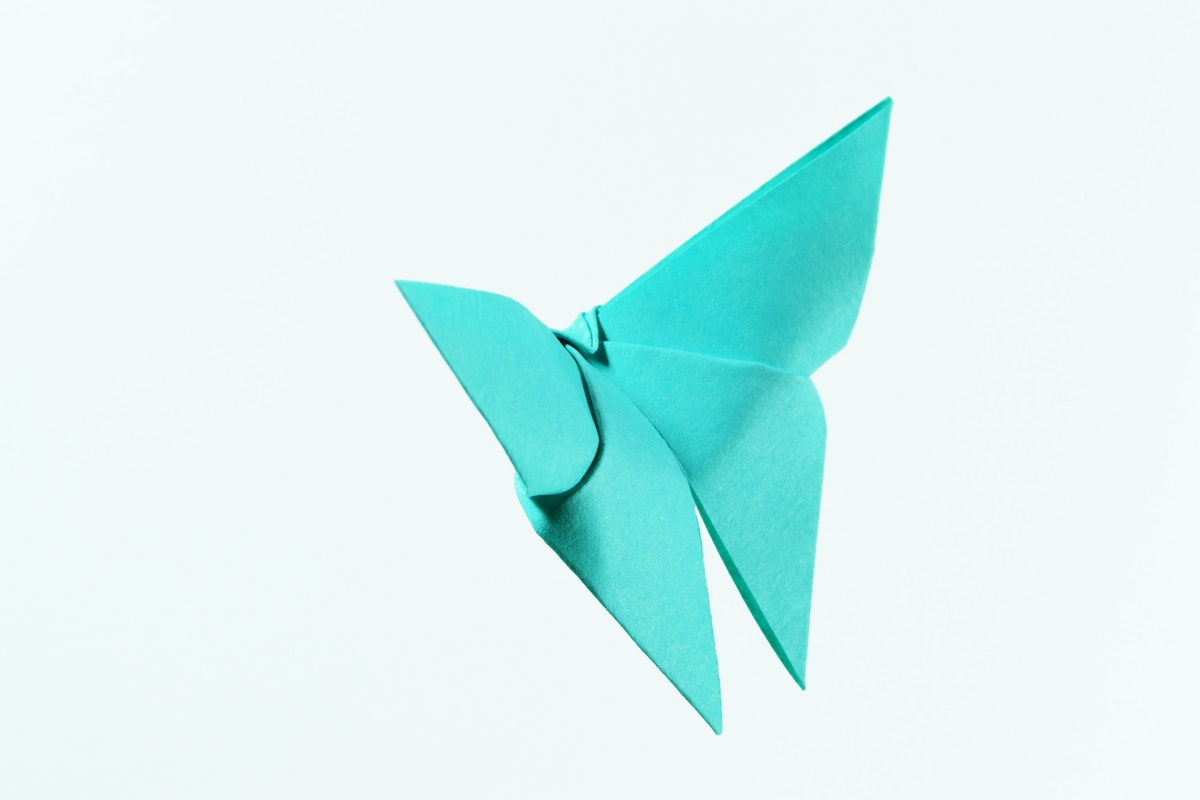 2. Origami din hârtie - Materiale necesare pentru realizarea lucrărilor origami  - fluture origami albastru-min