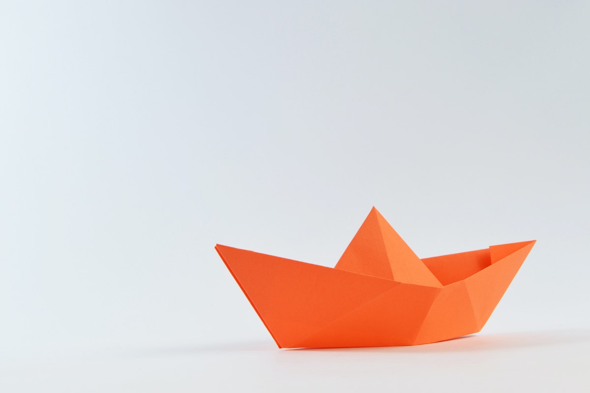2. Origami din hârtie - Materiale necesare pentru realizarea lucrărilor origami  - barca origami portoclie-min