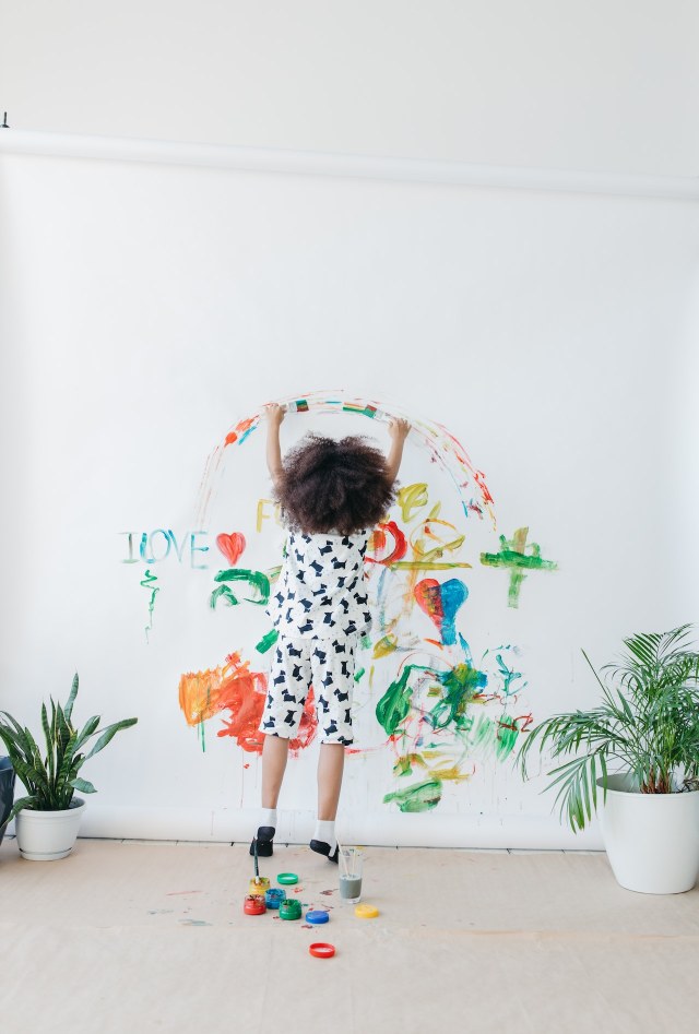 3. Pictura pentru copiii mici - fetita picteaza perete alb cu mainile