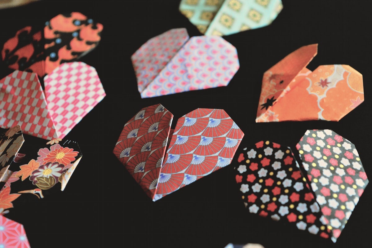 3. Origami simple pentru copii - Sfaturi și idei practice prin care să nu dai greș - inimi origami colorate-min