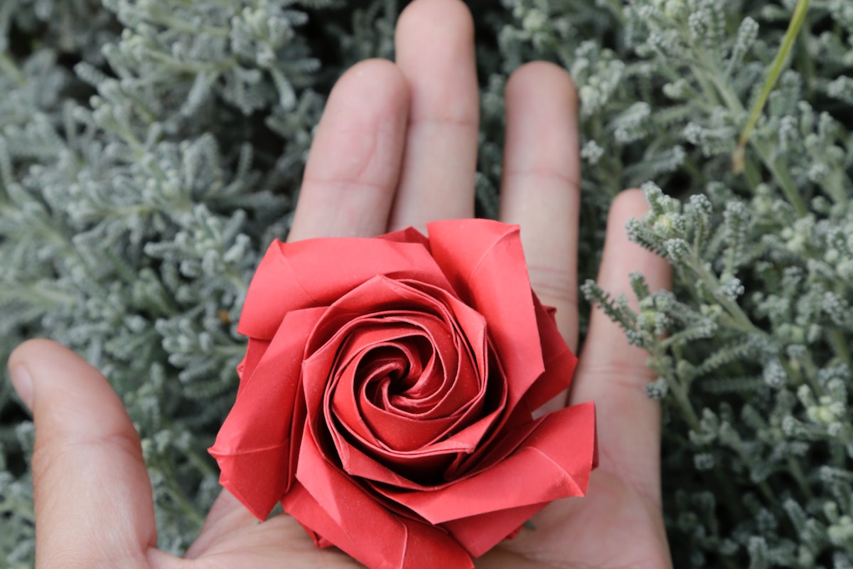 4. Tehnica origami - Ce beneficii are asupra copiilor - trandafir origami rosu-min