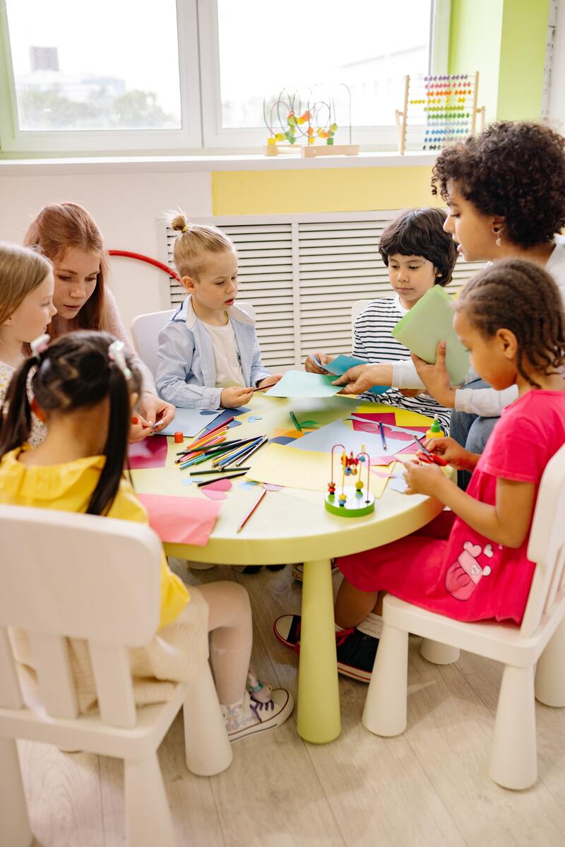1.Metode de învățare – de ce este important să fie combinate diverse tehnici - educatoarea care sta la masa cu copiii